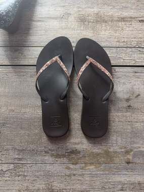 Reef Women's Black and Rose Gold Glitter Flip Flop Sandals